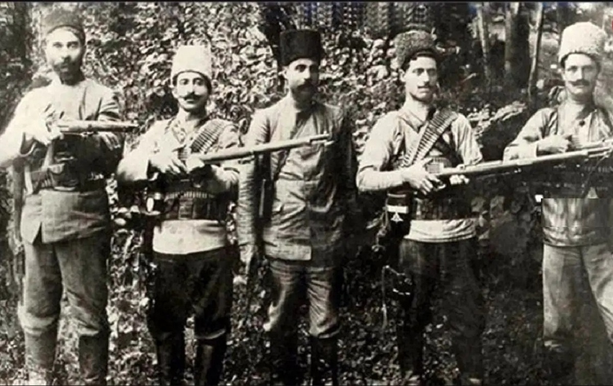 عکس یادگاری یک گروه مسلح وابسته به نهضت جنگل؛ دهه 1290