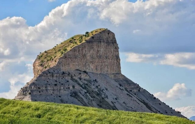 در مرتفع‌ترین نقطه‎ کوه قلاقیران نیز بقایایی از قلعه‎‌ای تاریخی وجود دارد، به همین دلیل بخش اول نام این کوه «قلا» است. در خصوص بخش دوم نام آن یعنی «قیران» نیز دو روایت وجود دارد؛ قیران در لغت‌نامه‌ دهخدا به معنای کوه کوچکی است که از باقی کوه‌ها جدا مانده و قیران در نام این کوه نیز می‌تواند به همین معنی باشد.