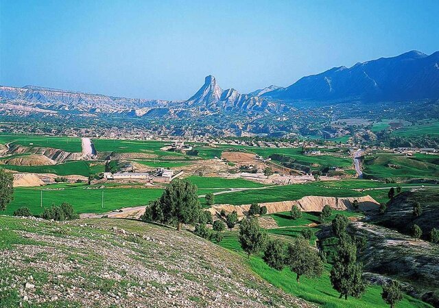 منطقه جنگلی ششدار در ۵ کیلومتری جاده ایلام به کرمانشاه و در نزدیکی کوه قلاقیران قرار گرفته است. در گذشته این منطقه شیش‌دار نام داشته و در گذر زمان نام آن به ششدار تغییر کرده است. شیش‌دار در گویش محلی ایلامی به معنی نواحی جنگلی پوشیده از درختان انبوه است.