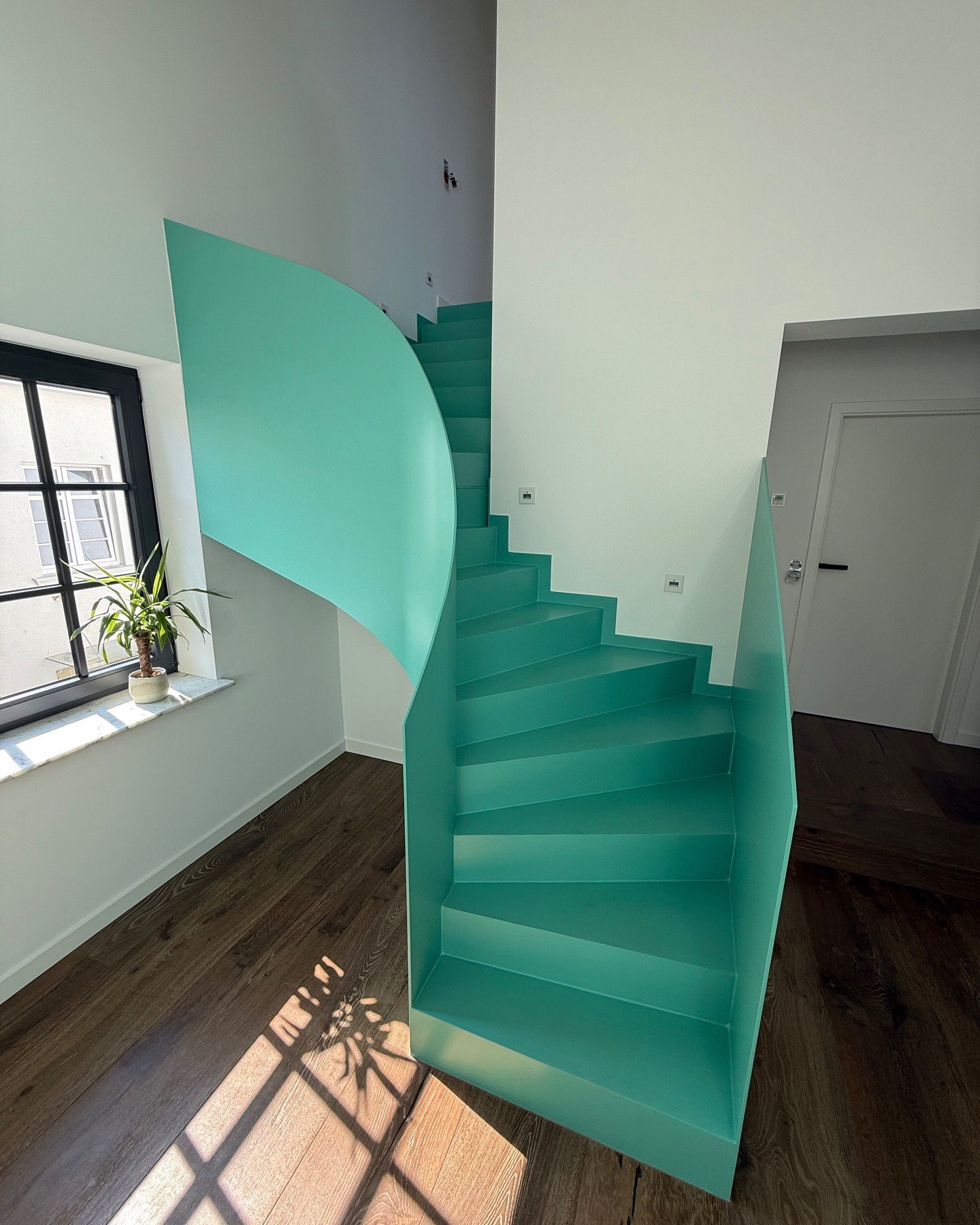 تصویر فنی از پله مارپیچ فولادی با نرده‌های محافظ ورقه‌ای یکپارچه و طراحی مدرن صنعتی در بخش متالورژی ساختمان.