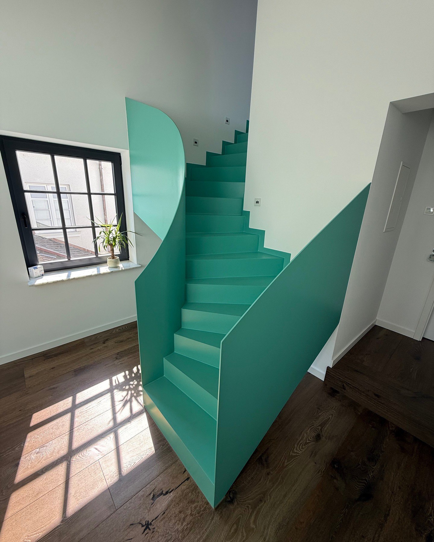 تصویر فنی از پله مارپیچ فولادی با نرده‌های محافظ ورقه‌ای یکپارچه و طراحی مدرن صنعتی در بخش متالورژی ساختمان.