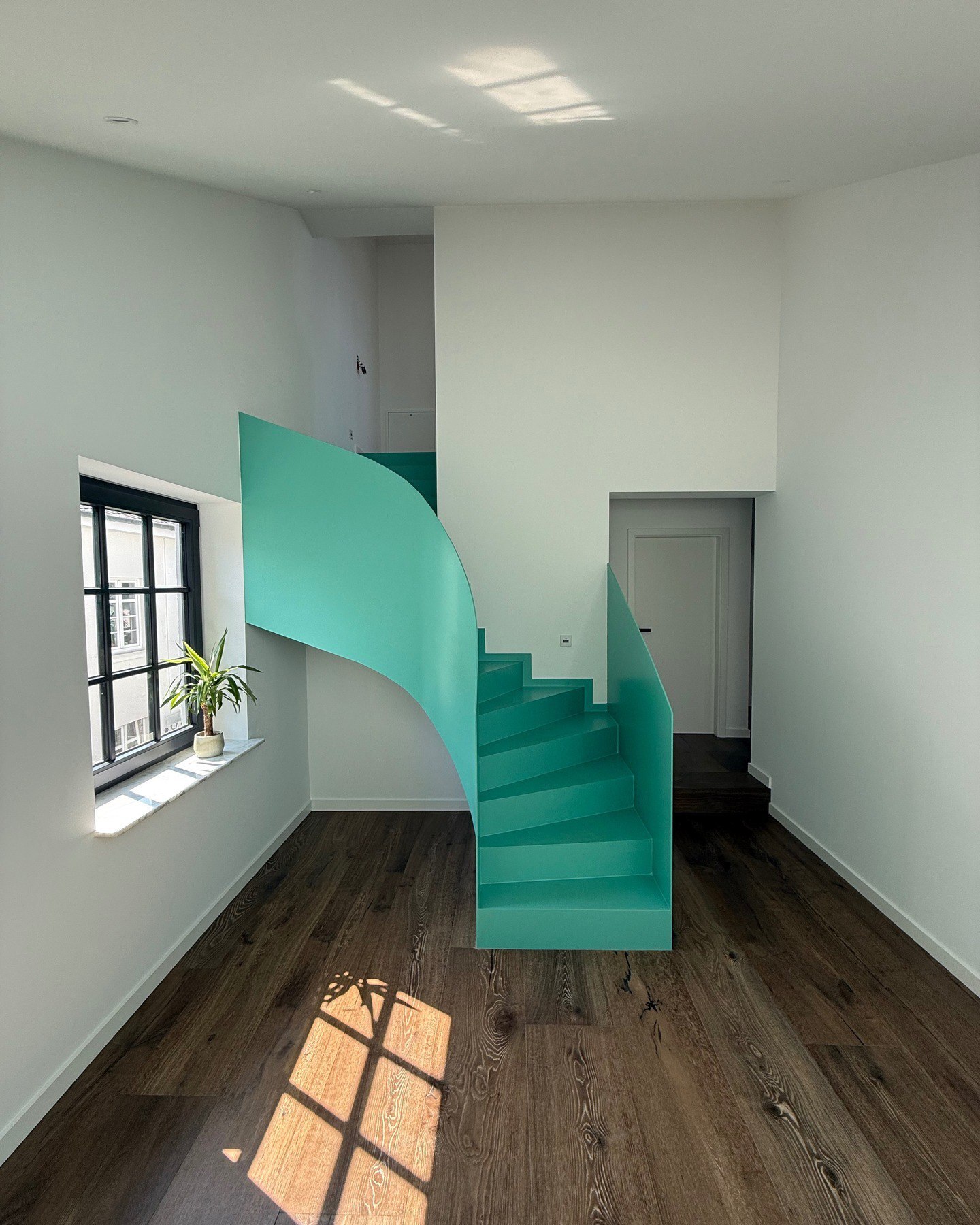 تصویر فنی از پله مارپیچ فولادی با نرده‌های محافظ ورقه‌ای یکپارچه و طراحی مدرن صنعتی در بخش متالورژی ساختمان.