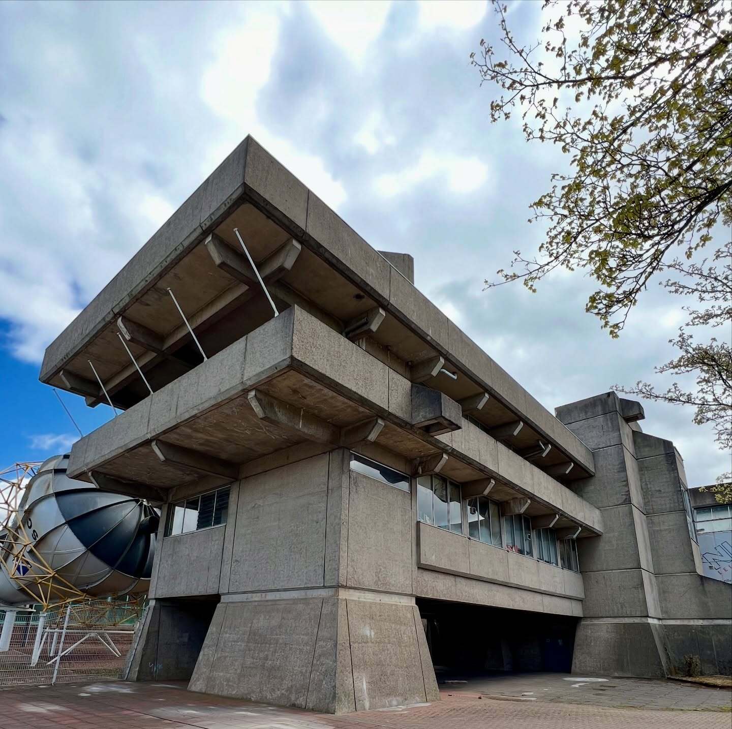 نمای بیرونی مرکز تفریحی مونکلندز در اسکاتلند با ساختار بتنی اکسپوز و طراحی مدرنیست اثر پیتر وومرزلی ساخته شده در سال ۱۹۷۷. نمای بیرونی مرکز تفریحی مونکلندز در اسکاتلند با ساختار بتنی اکسپوز و طراحی مدرنیست اثر پیتر وومرزلی ساخته شده در سال ۱۹۷۷.