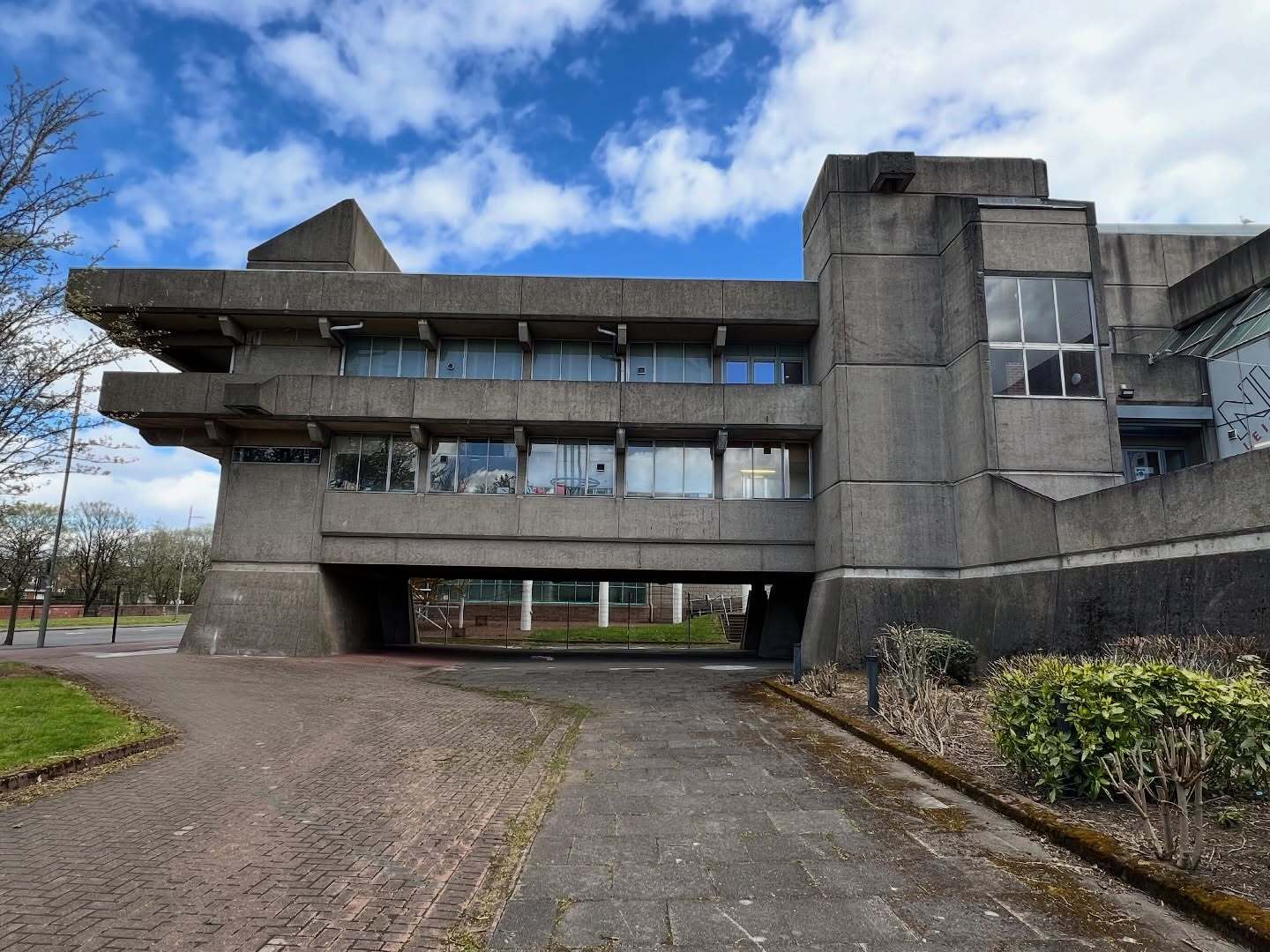 نمای بیرونی مرکز تفریحی مونکلندز در اسکاتلند با ساختار بتنی اکسپوز و طراحی مدرنیست اثر پیتر وومرزلی ساخته شده در سال ۱۹۷۷. نمای بیرونی مرکز تفریحی مونکلندز در اسکاتلند با ساختار بتنی اکسپوز و طراحی مدرنیست اثر پیتر وومرزلی ساخته شده در سال ۱۹۷۷.