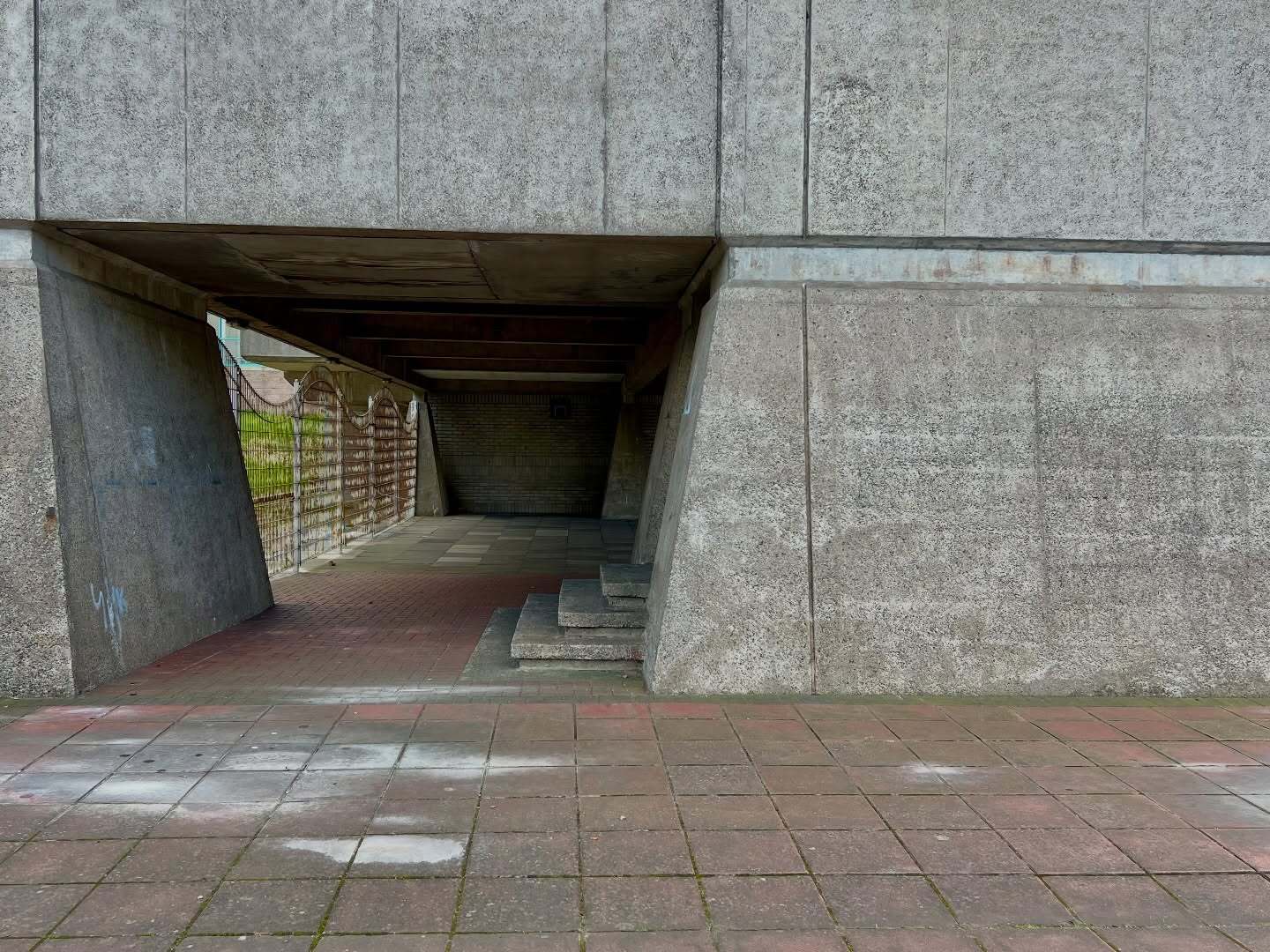 نمای بیرونی مرکز تفریحی مونکلندز در اسکاتلند با ساختار بتنی اکسپوز و طراحی مدرنیست اثر پیتر وومرزلی ساخته شده در سال ۱۹۷۷. نمای بیرونی مرکز تفریحی مونکلندز در اسکاتلند با ساختار بتنی اکسپوز و طراحی مدرنیست اثر پیتر وومرزلی ساخته شده در سال ۱۹۷۷.