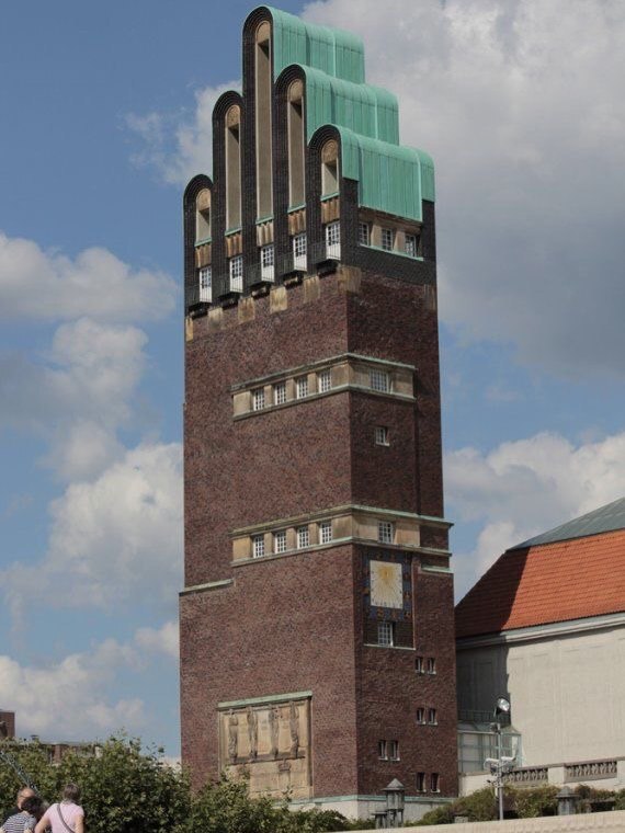 نمای بیرونی برج عروسی دارمشتات (Hochzeitsturm) در آلمان، اثر جوزف ماریا اولبریچ، ساخته شده در سال ۱۹۰۸ به مناسبت ازدواج دوک اعظم ارنست لودویگ.