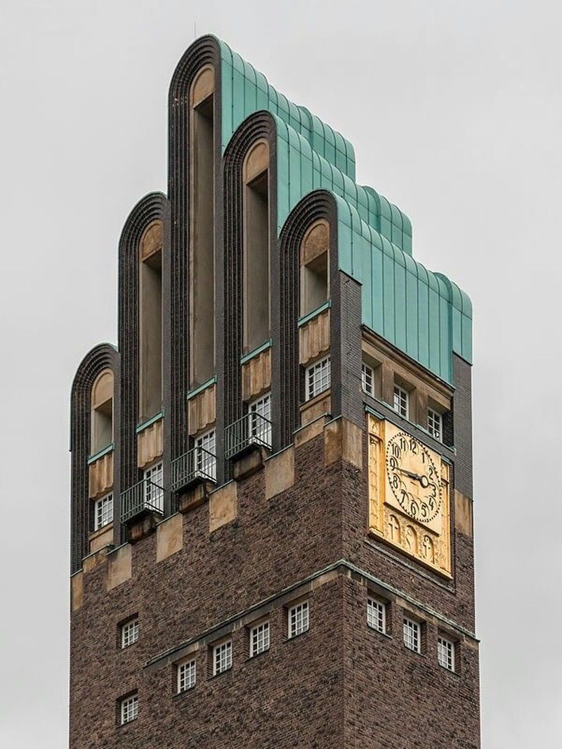 نمای بیرونی برج عروسی دارمشتات (Hochzeitsturm) در آلمان، اثر جوزف ماریا اولبریچ، ساخته شده در سال ۱۹۰۸ به مناسبت ازدواج دوک اعظم ارنست لودویگ.