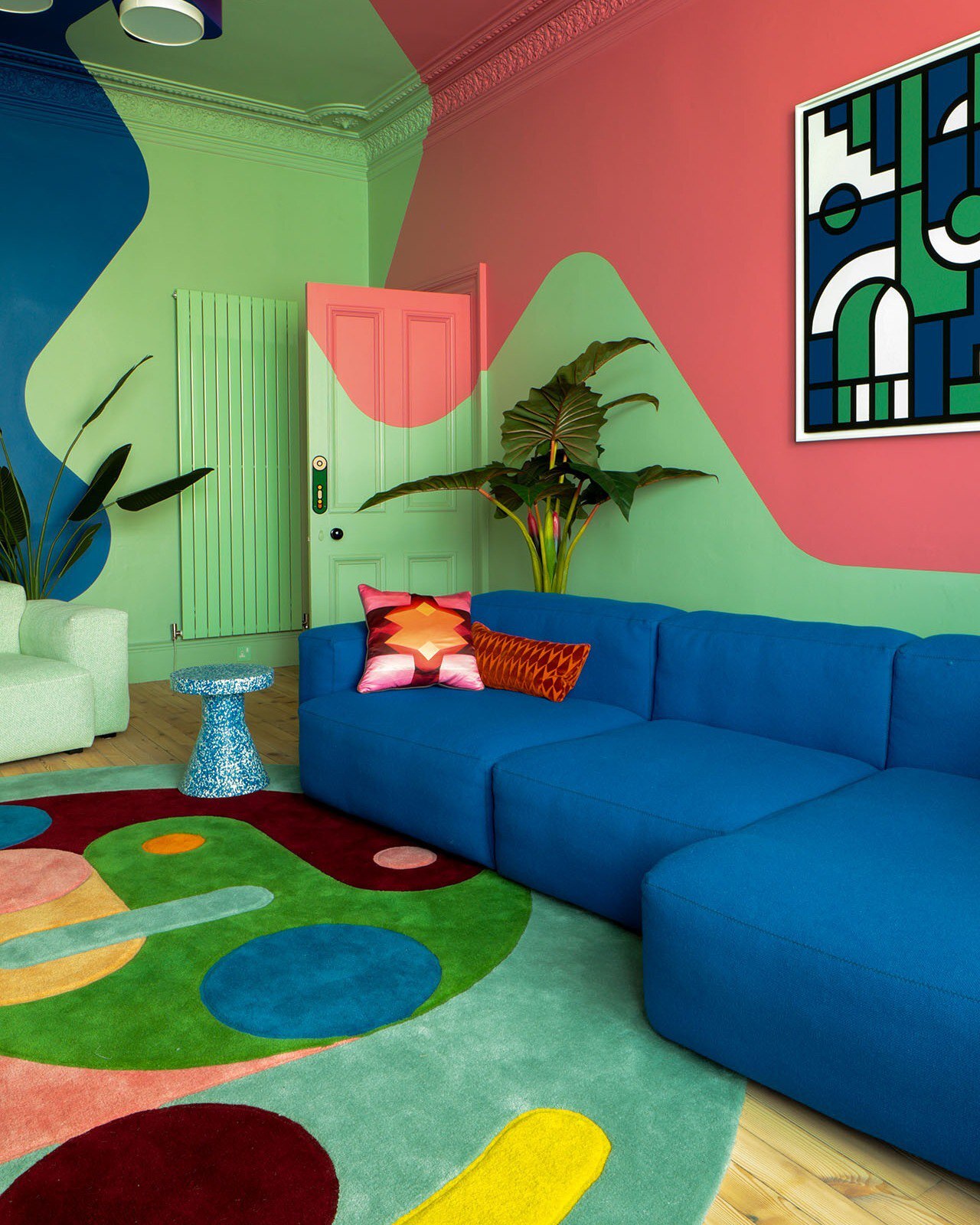 نمای نزدیک از فرش دست‌باف مجموعه دیسکو رکتانگل اثر سام باکلی با رنگ‌های درخشان و اشکال هندسی در دکوراسیون مدرن.