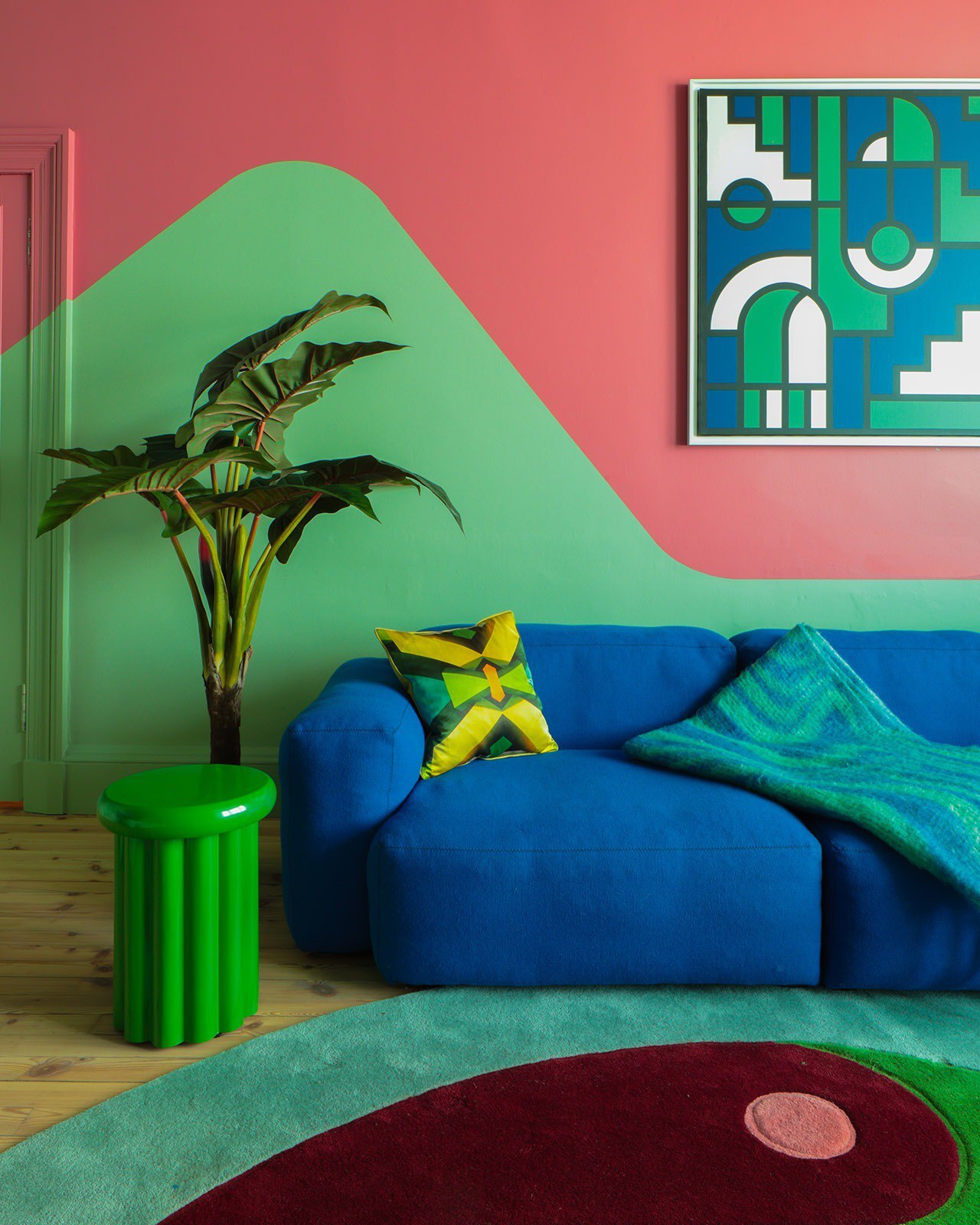 نمای نزدیک از فرش دست‌باف مجموعه دیسکو رکتانگل اثر سام باکلی با رنگ‌های درخشان و اشکال هندسی در دکوراسیون مدرن.