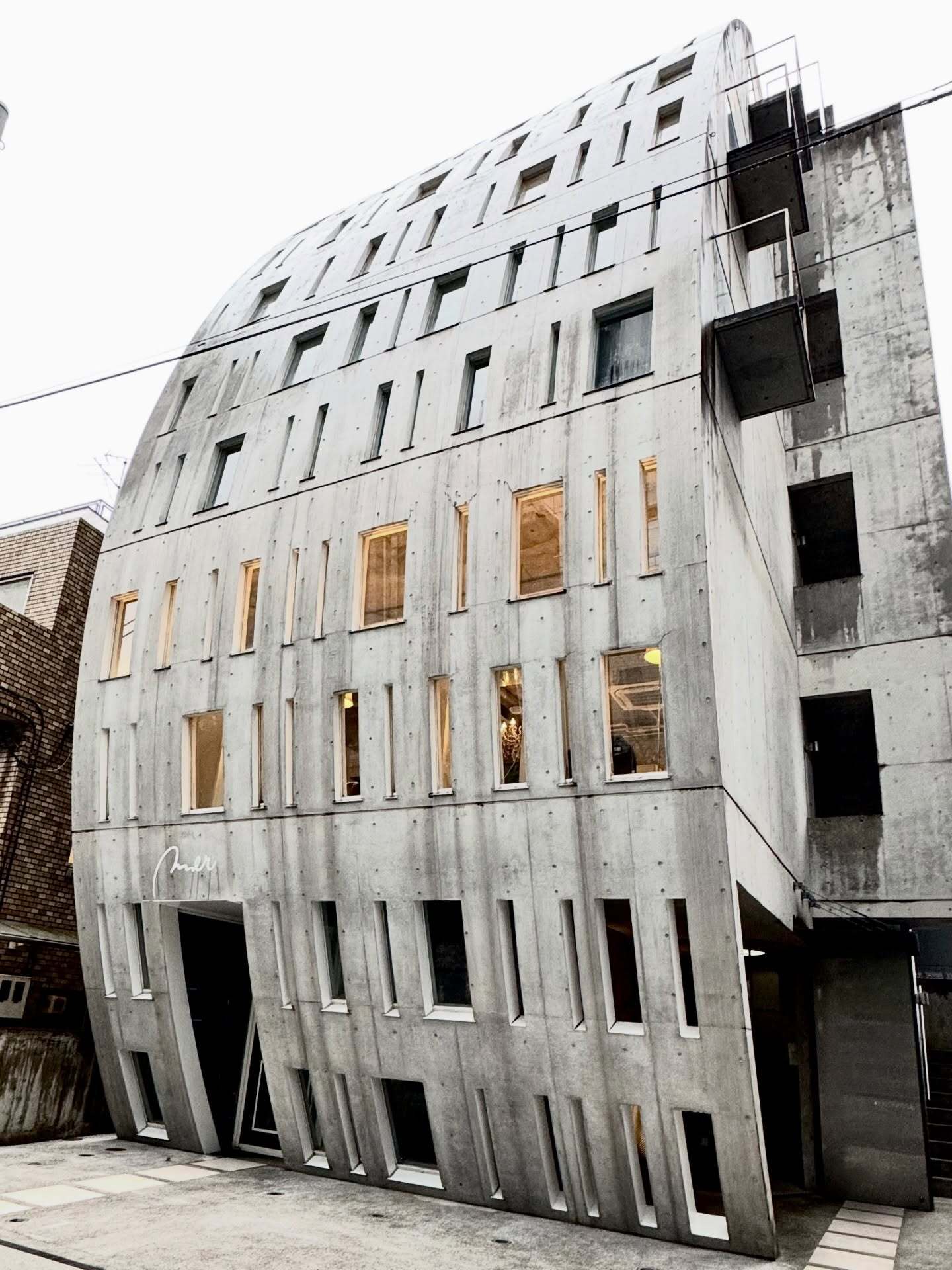 نمای ساختمان مدرن آروان&zwnj;پرِم مینامی آئویاما در توکیو اثر یوکو ناگایاما ساخته شده در سال ۲۰۰۸ در مجاورت بزرگراه ۲۴۶.