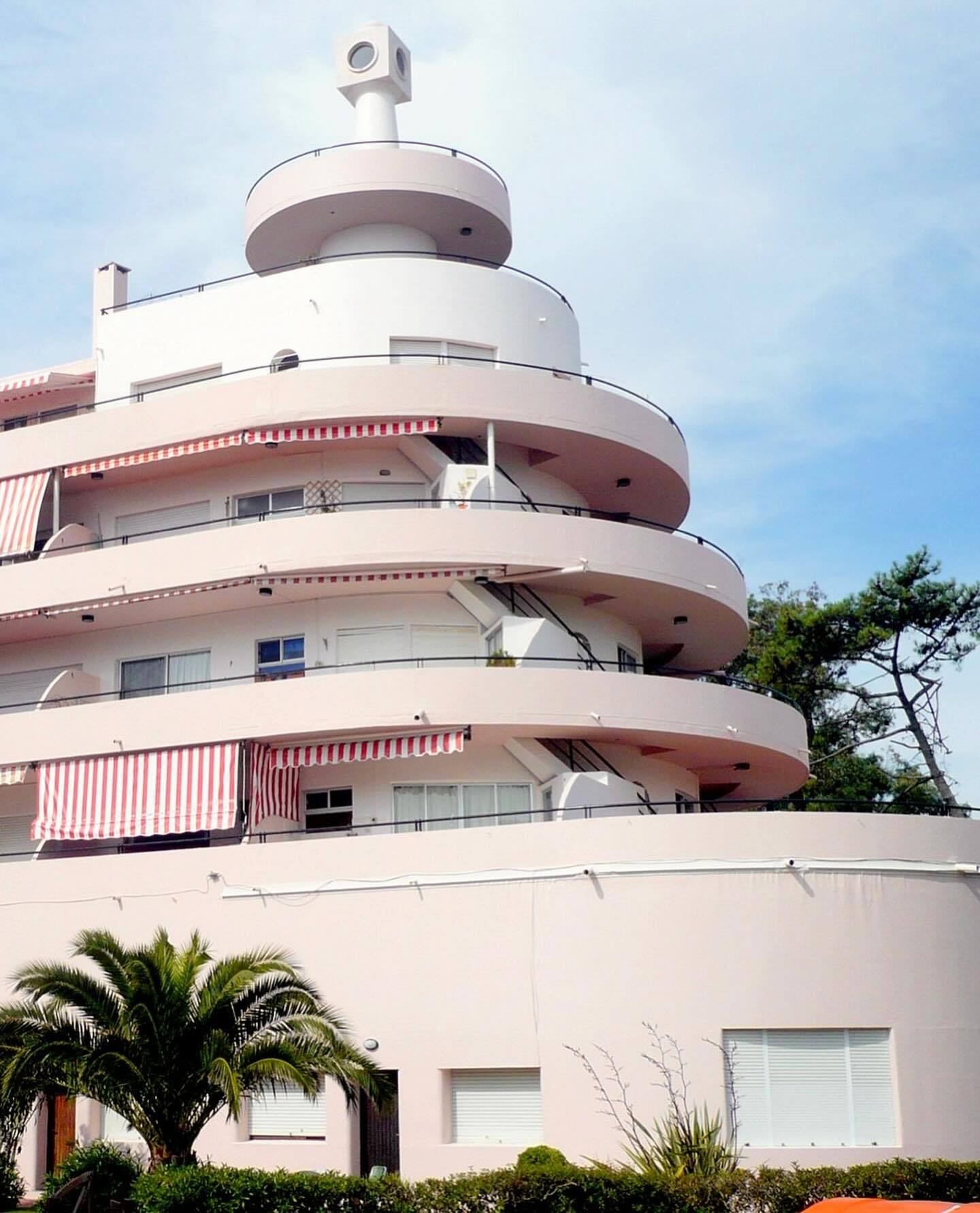 نمای بیرونی هتل پلانتا پالاس در اروگوئه با طراحی به شکل کشتی و بالکن‌های منحنی به سبک معماری مدرن سال ۱۹۳۹.