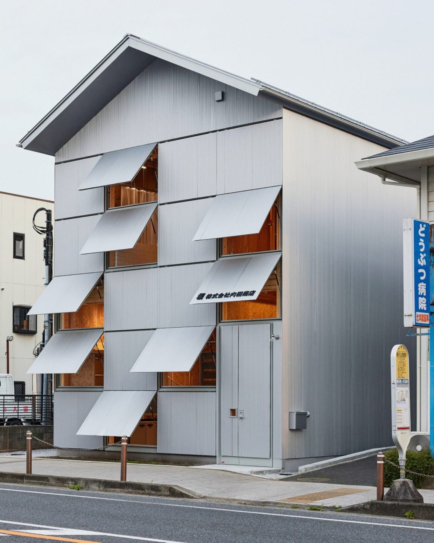 نمای ساختمان اداری اوچیدا شوتن در فوجیساوا ژاپن با طراحی مدرن و الهام از ساختار سنتی خانه‌های کشیده دوران ادو.