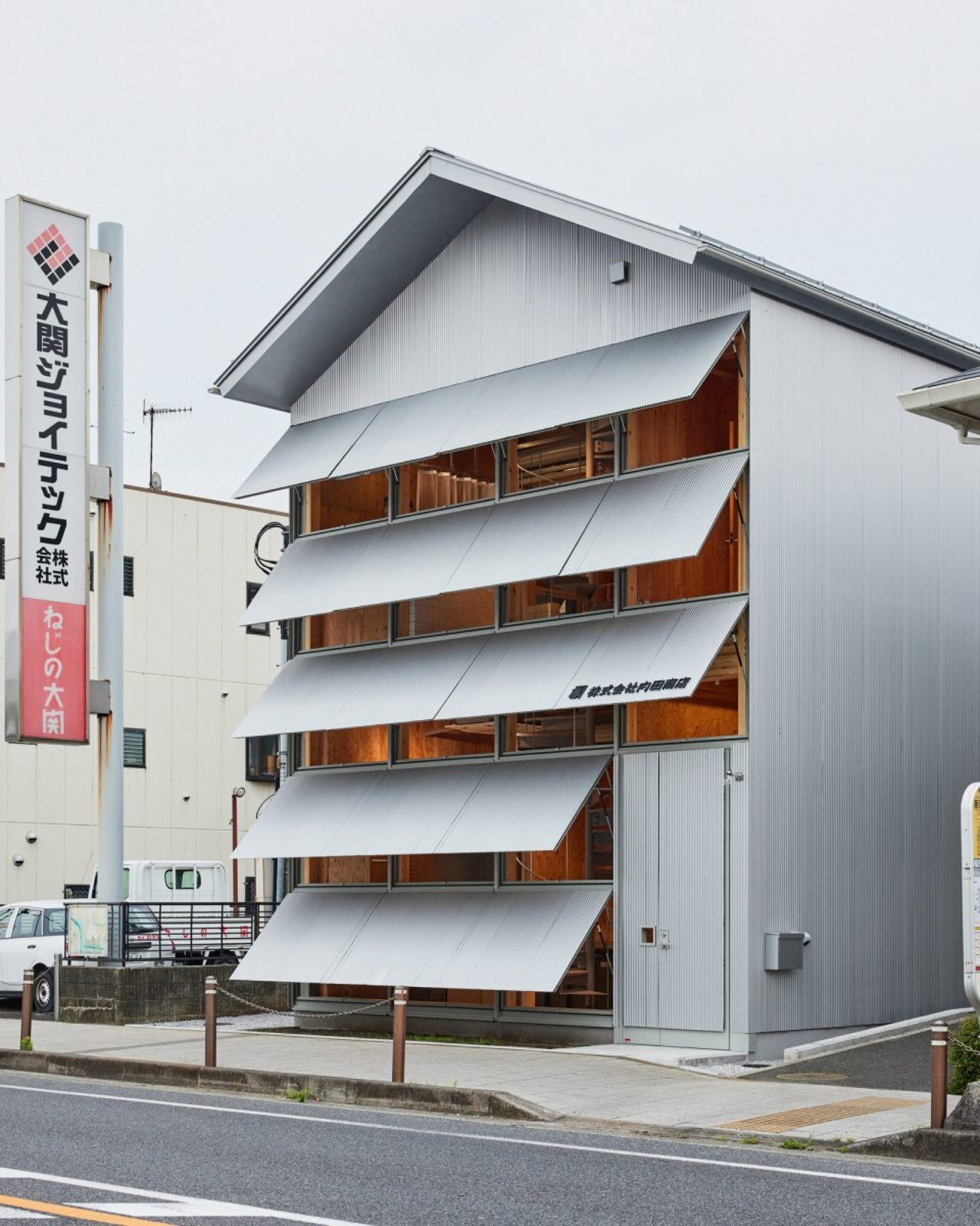 نمای ساختمان اداری اوچیدا شوتن در فوجیساوا ژاپن با طراحی مدرن و الهام از ساختار سنتی خانه‌های کشیده دوران ادو.