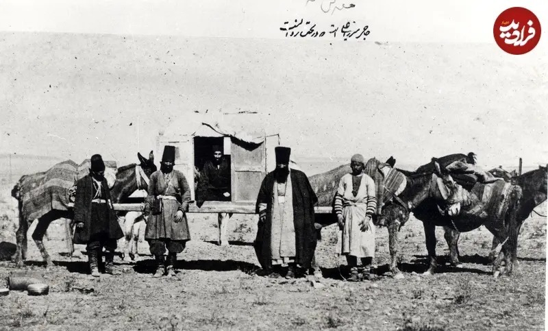 عکسی که در زیر ملاحظه می‌کنید مربوط است به سفر ناصرالدین شاه و همراهانش به عتبات عالیات؛ در این عکس عده‌ای از همراهان ناصرالدین شاه را ملاحظه می‌کنید که یکی از آن‌ها به اسم حاجی میرزا علی در داخل اتاقک تخت روان نشسته است. نوشتۀ بالای عکس: «حاجی میرزا علی است که در تخت روان است».