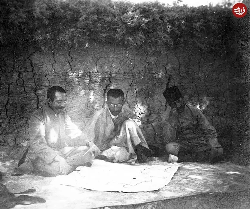 مقامات ایرانی و انگلیسی پلیس جنوب در حال بررسی یک نقشه نظامی