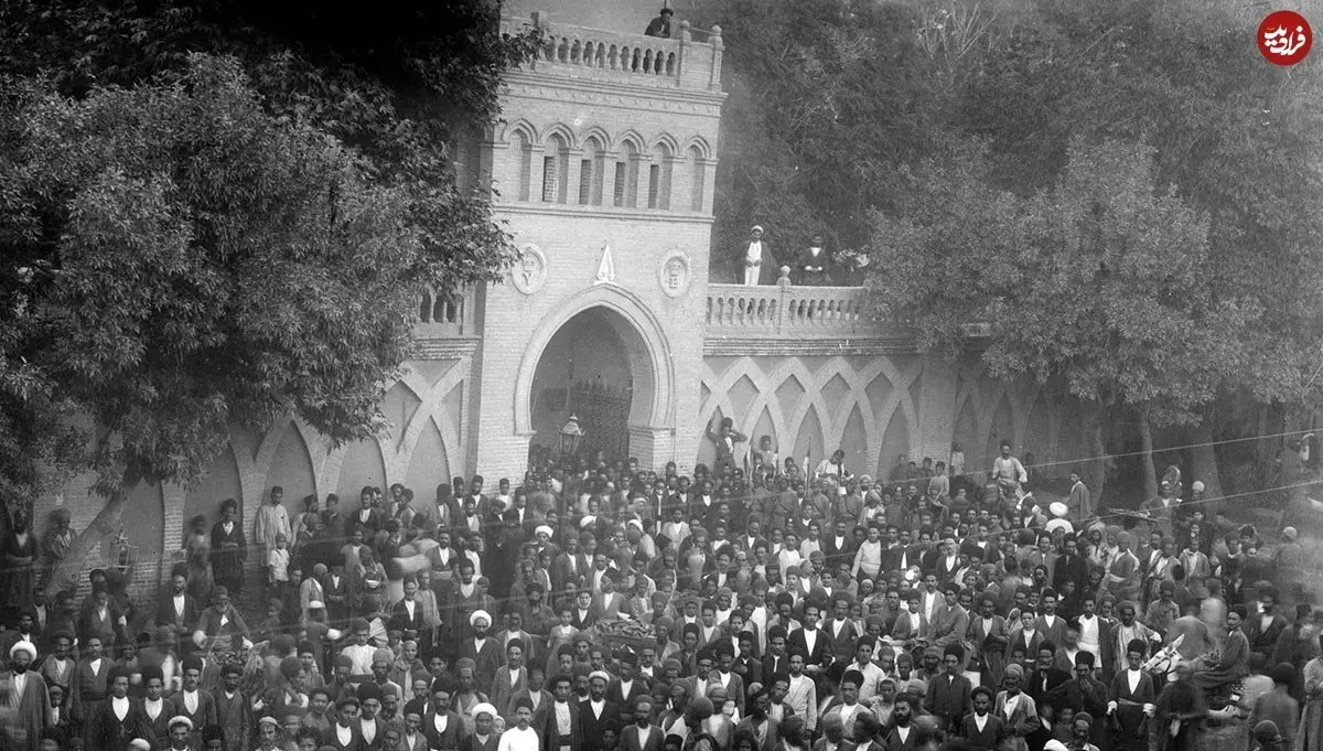 اجتماع مردم تهران برای تأسیس مشروطیت در دوره قاجار