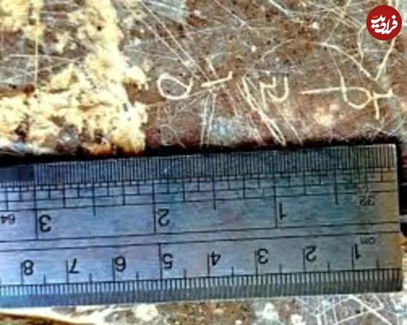 ماه دی در ایران باستان از اهمیت مذهبی و نمادین ویژه‌ای برخوردار بود. در گاه‌شماری زرتشتی، این ماه با «اهورامزدا» (خدای یگانه) مرتبط است و شامل آیین‌های مهمی نظیر جشن‌های «دی‌گان» می‌شد. این آیین‌ها بر مفاهیمی چون مشروعیت حاکمیت و نظم کیهانی تأکید داشتند که از ارکان اصلی ایدئولوژی سیاسی ساسانیان بود.