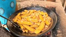 پخت پاستای خاص با موز کال در روستا‌های کنیا