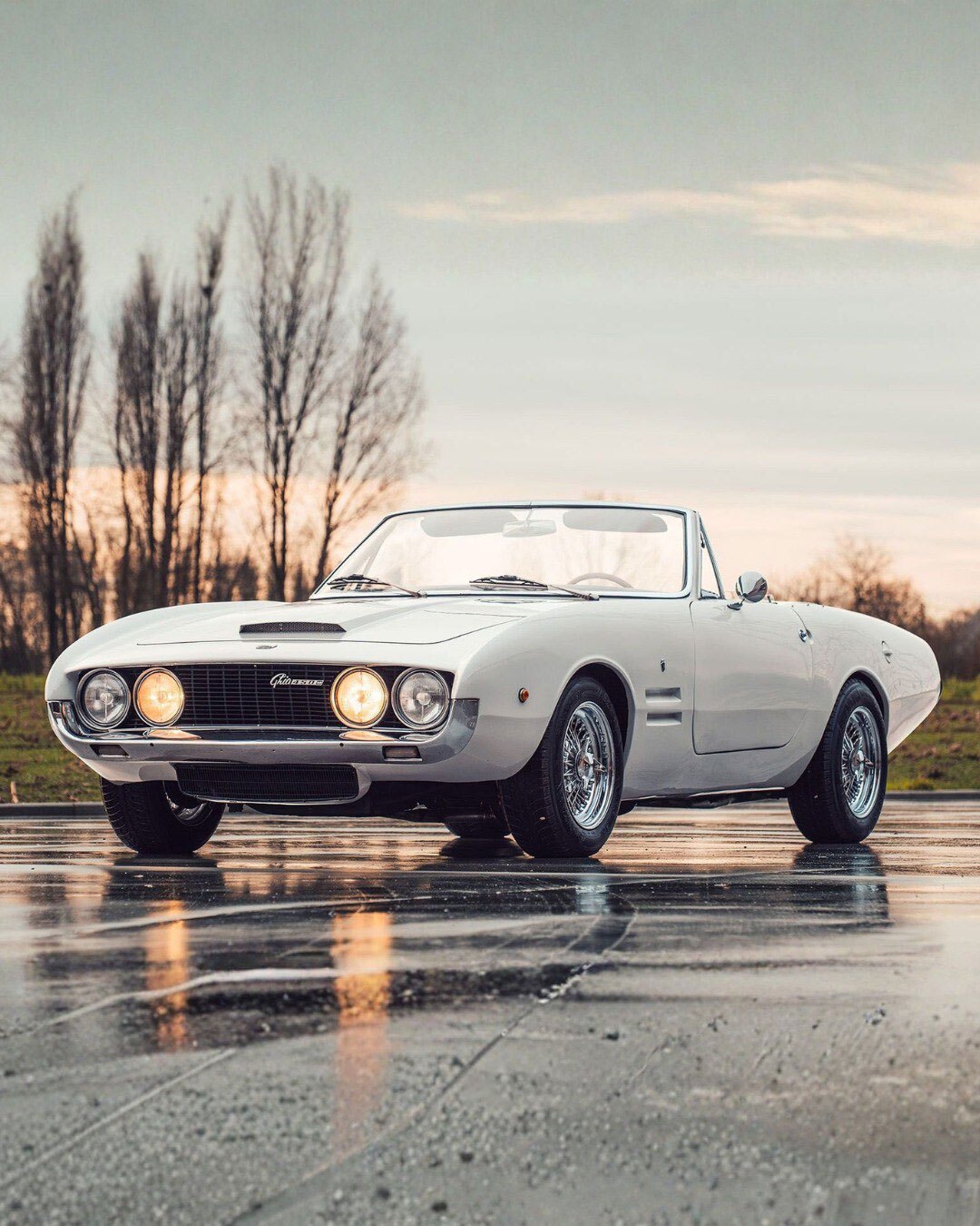 نمای جانبی خودروی کلاسیک جیا ۴۵۰ اس‌اس (Ghia 450 SS) کروک با رینگ‌های پره‌ای بورانی و طراحی بدنه دست‌ساز ایتالیایی.