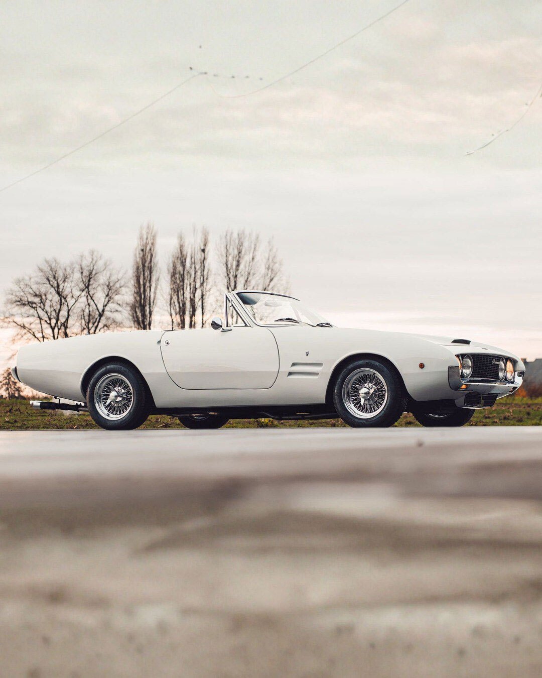 نمای جانبی خودروی کلاسیک جیا ۴۵۰ اس‌اس (Ghia 450 SS) کروک با رینگ‌های پره‌ای بورانی و طراحی بدنه دست‌ساز ایتالیایی.