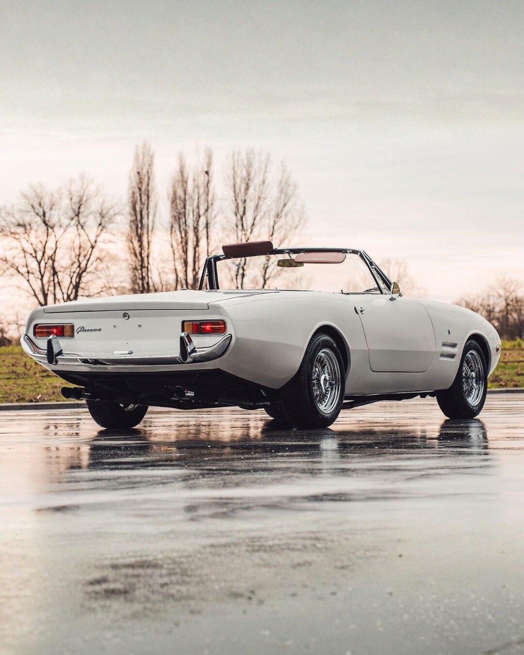 نمای جانبی خودروی کلاسیک جیا ۴۵۰ اس‌اس (Ghia 450 SS) کروک با رینگ‌های پره‌ای بورانی و طراحی بدنه دست‌ساز ایتالیایی.