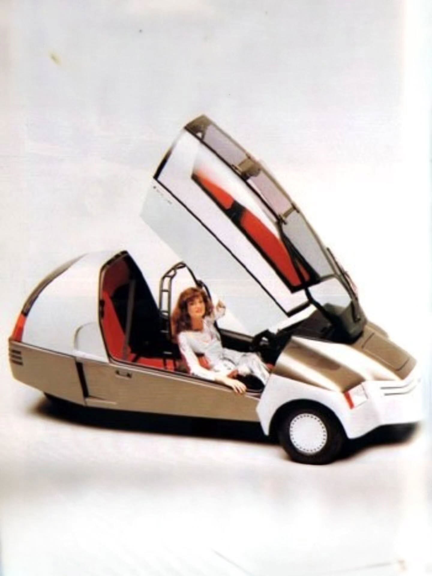 تصویر خودروی مفهومی سهچرخ فورد جیا کاکپیت (Ford Ghia Cockpit) مدل ۱۹۸۱ با سقف هیدرولیک باز شده و طراحی آیرودینامیک. تصویر خودروی مفهومی سهچرخ فورد جیا کاکپیت (Ford Ghia Cockpit) مدل ۱۹۸۱ با سقف هیدرولیک باز شده و طراحی آیرودینامیک.