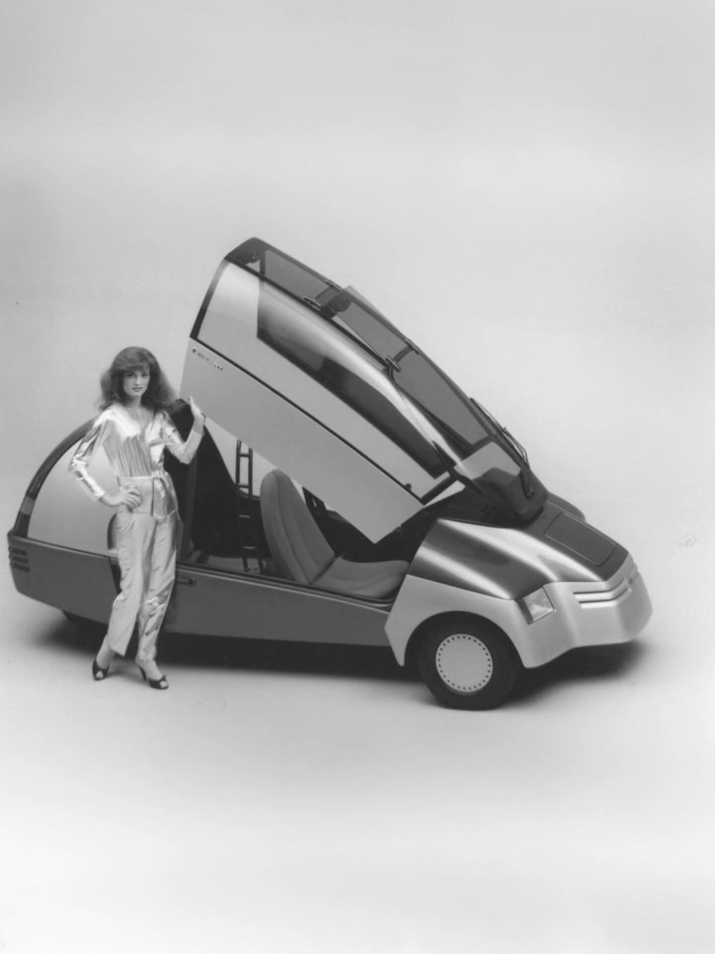 تصویر خودروی مفهومی سهچرخ فورد جیا کاکپیت (Ford Ghia Cockpit) مدل ۱۹۸۱ با سقف هیدرولیک باز شده و طراحی آیرودینامیک. تصویر خودروی مفهومی سهچرخ فورد جیا کاکپیت (Ford Ghia Cockpit) مدل ۱۹۸۱ با سقف هیدرولیک باز شده و طراحی آیرودینامیک.