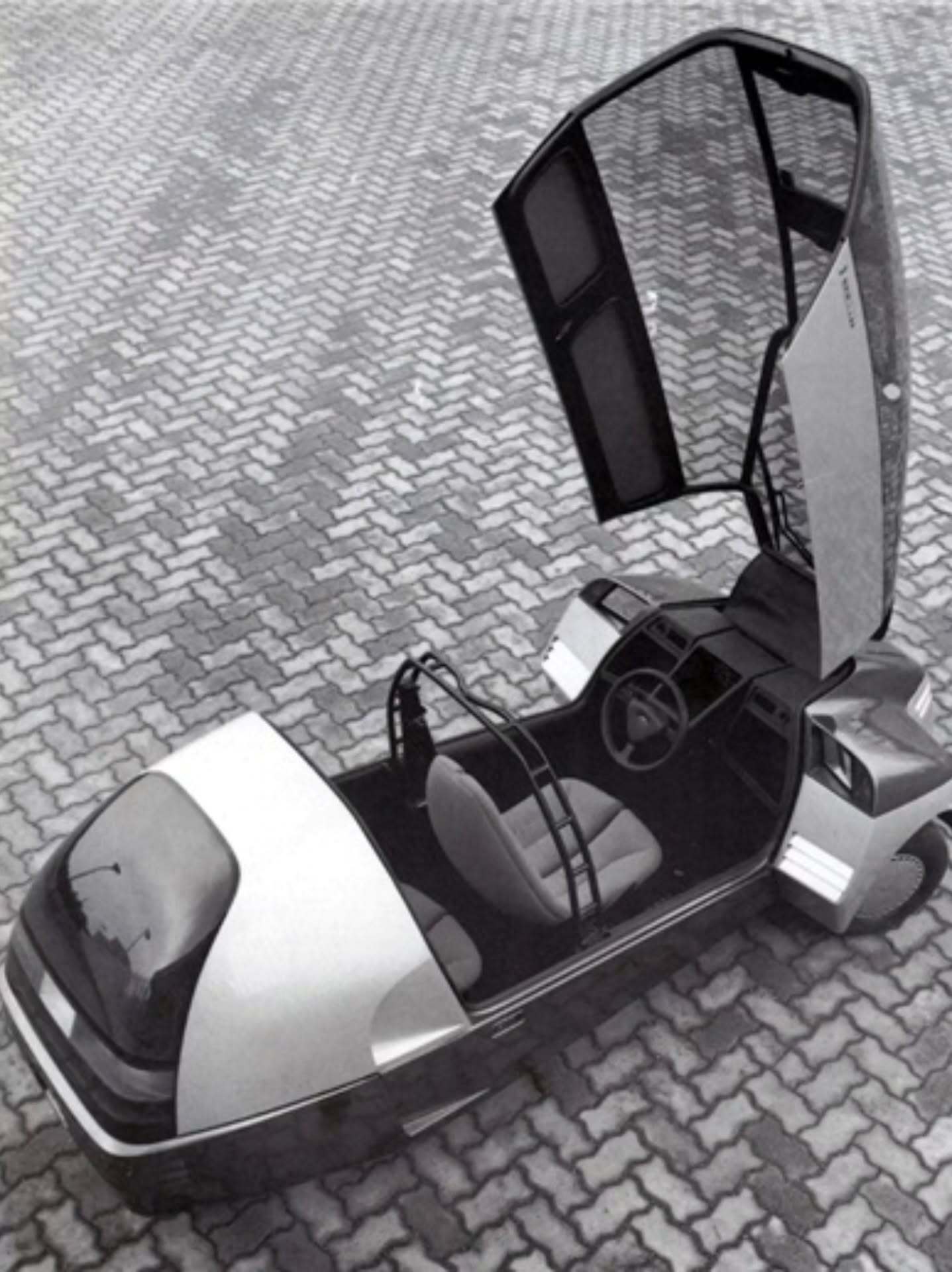 تصویر خودروی مفهومی سهچرخ فورد جیا کاکپیت (Ford Ghia Cockpit) مدل ۱۹۸۱ با سقف هیدرولیک باز شده و طراحی آیرودینامیک. تصویر خودروی مفهومی سهچرخ فورد جیا کاکپیت (Ford Ghia Cockpit) مدل ۱۹۸۱ با سقف هیدرولیک باز شده و طراحی آیرودینامیک.