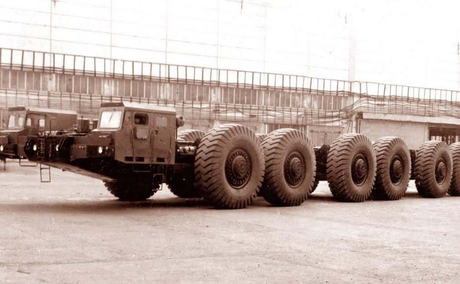 تصویر کامیون فوق سنگین ۱۲ چرخ MAZ-7904 شوروی ساخته شده در سال ۱۹۸۳ با موتور V12 دیزلی و چرخهای عظیم ۲.۸ متری. تصویر کامیون فوق سنگین ۱۲ چرخ MAZ-7904 شوروی ساخته شده در سال ۱۹۸۳ با موتور V12 دیزلی و چرخهای عظیم ۲.۸ متری.