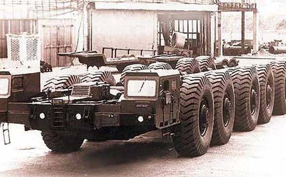 تصویر کامیون فوق سنگین ۱۲ چرخ MAZ-7904 شوروی ساخته شده در سال ۱۹۸۳ با موتور V12 دیزلی و چرخهای عظیم ۲.۸ متری. تصویر کامیون فوق سنگین ۱۲ چرخ MAZ-7904 شوروی ساخته شده در سال ۱۹۸۳ با موتور V12 دیزلی و چرخهای عظیم ۲.۸ متری.