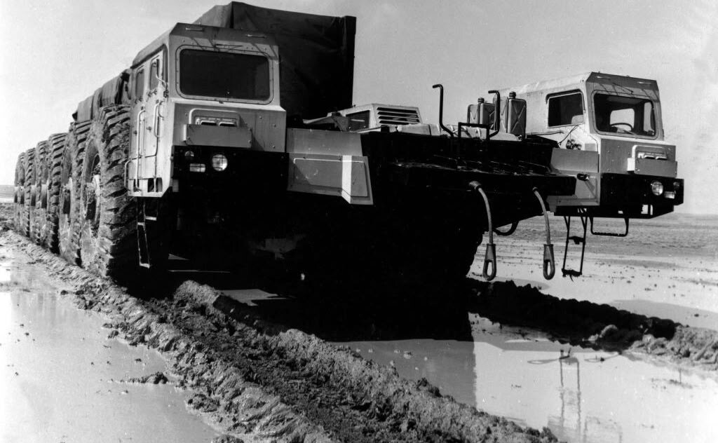 تصویر کامیون فوق سنگین ۱۲ چرخ MAZ-7904 شوروی ساخته شده در سال ۱۹۸۳ با موتور V12 دیزلی و چرخهای عظیم ۲.۸ متری. تصویر کامیون فوق سنگین ۱۲ چرخ MAZ-7904 شوروی ساخته شده در سال ۱۹۸۳ با موتور V12 دیزلی و چرخهای عظیم ۲.۸ متری.