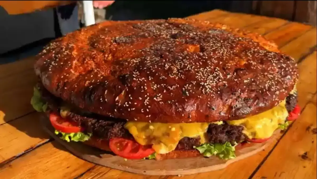 پخت چیزبرگر غول پیکر در روستای آذربایجان با روشی دیدنی