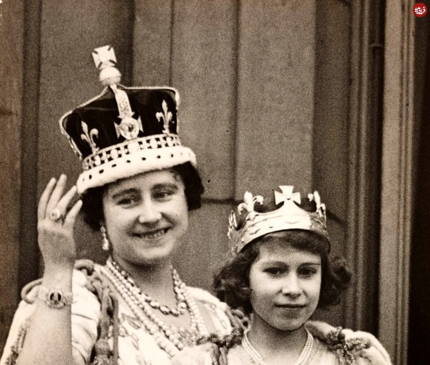 ملکه الیزابت دوم در کنار مادرش در جشن تاجگذاری جرج ششم در بالکن کاخ باکینگهام و در ۱۲ مه ۱۹۳۷