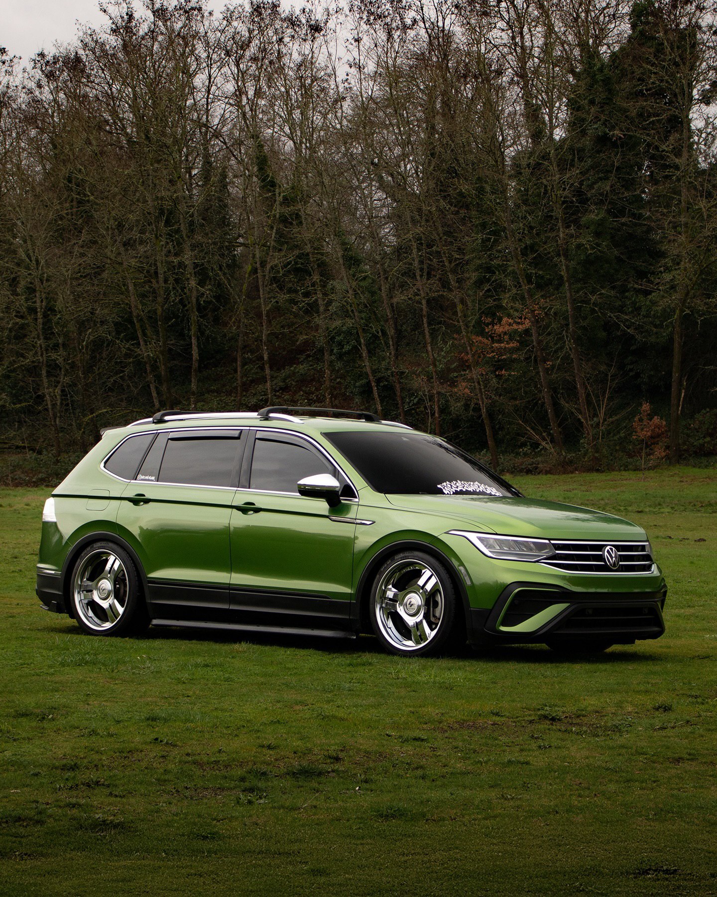 نمای جانبی فولکس‌واگن تیگوان شخصی‌سازی شده با ارتفاع کاهش‌یافته و رینگ‌های ۲۰ اینچی براق لکسانی مدل Tressa XL.