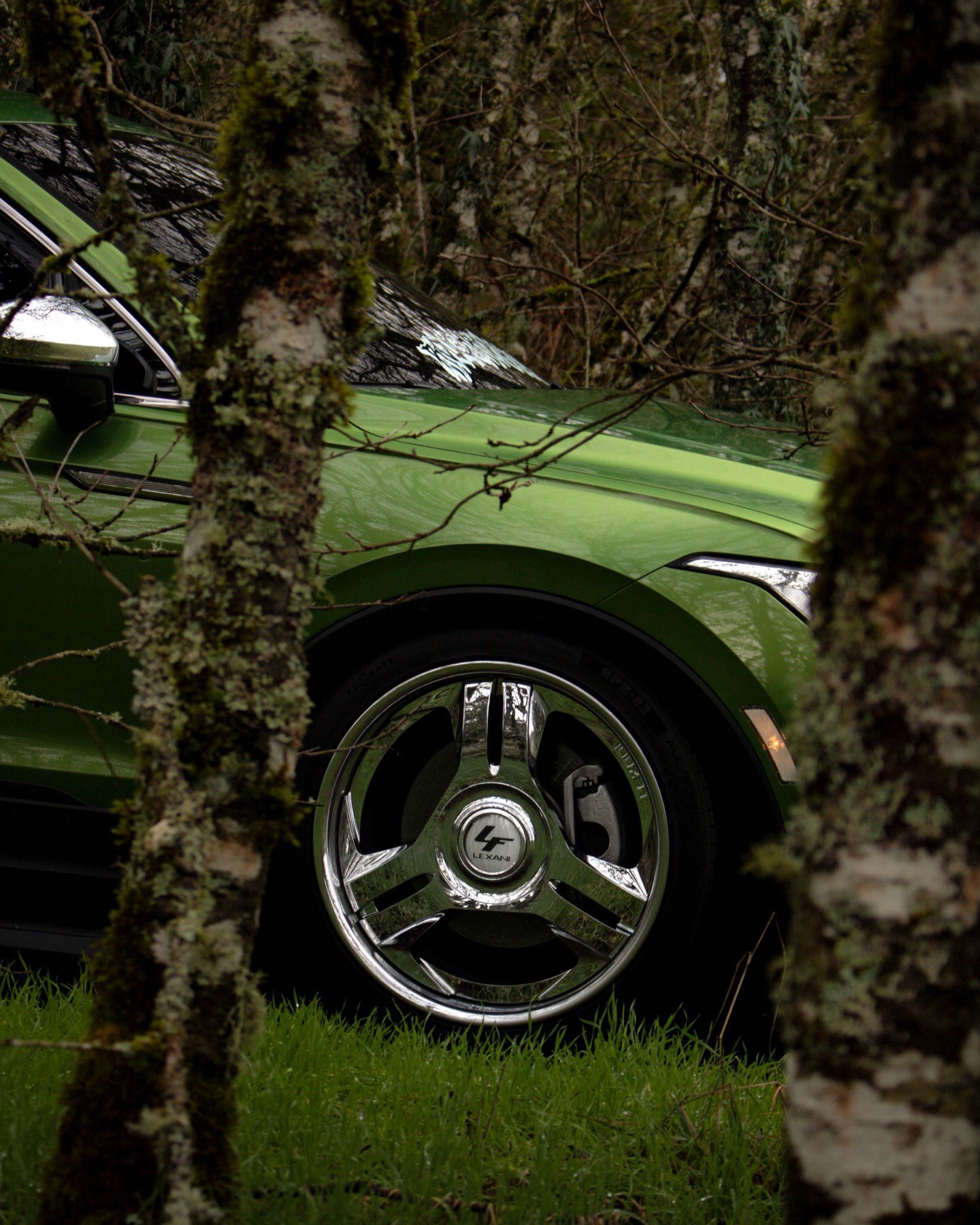 نمای جانبی فولکس‌واگن تیگوان شخصی‌سازی شده با ارتفاع کاهش‌یافته و رینگ‌های ۲۰ اینچی براق لکسانی مدل Tressa XL.