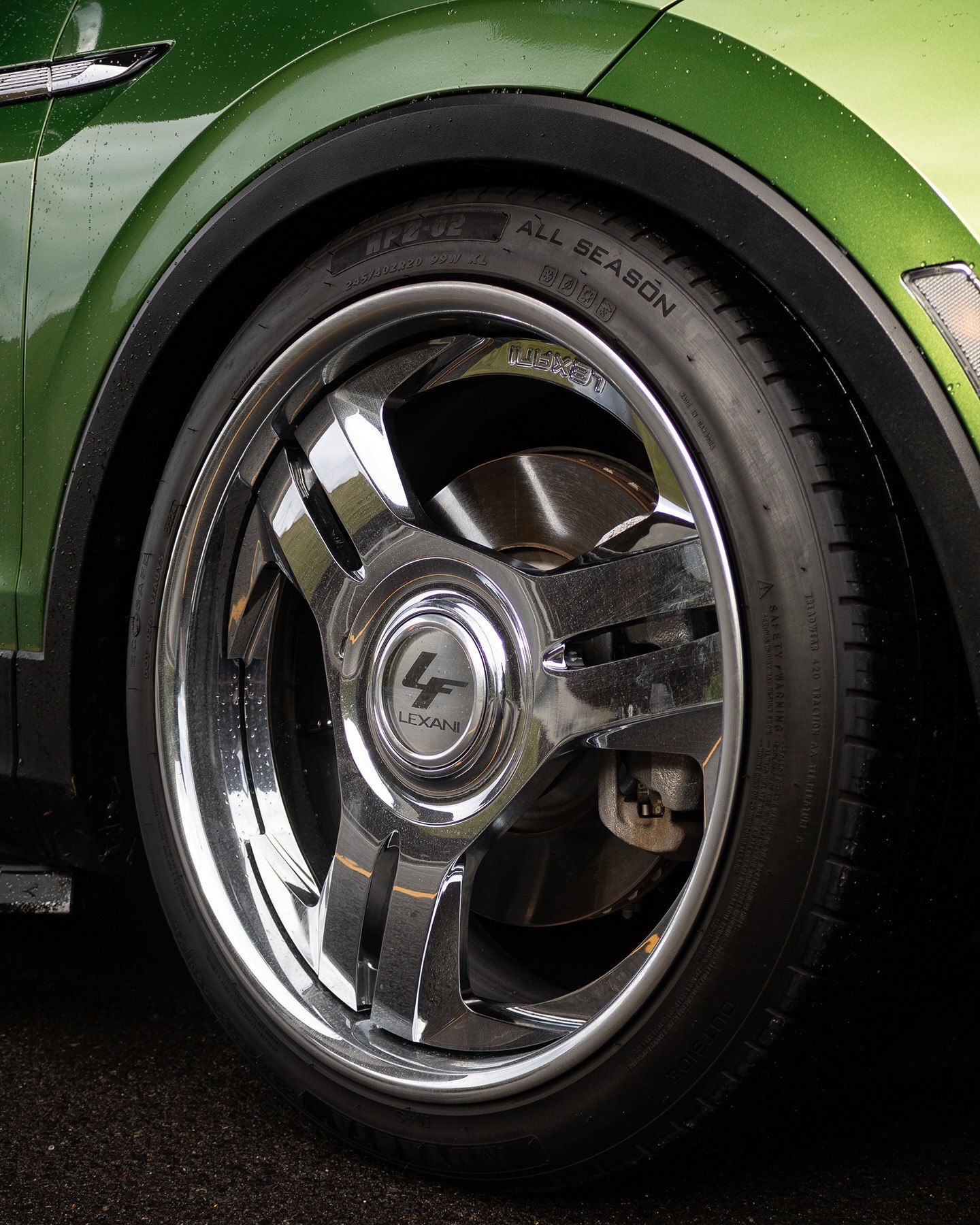 نمای جانبی فولکس‌واگن تیگوان شخصی‌سازی شده با ارتفاع کاهش‌یافته و رینگ‌های ۲۰ اینچی براق لکسانی مدل Tressa XL.