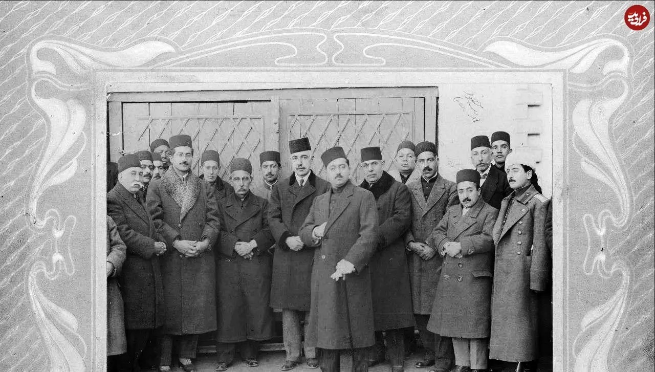 وثوق‌الدوله، نخست‌وزیر دوره قاجار در کنار جمعی از درباریان و در اواخر دهه 1290