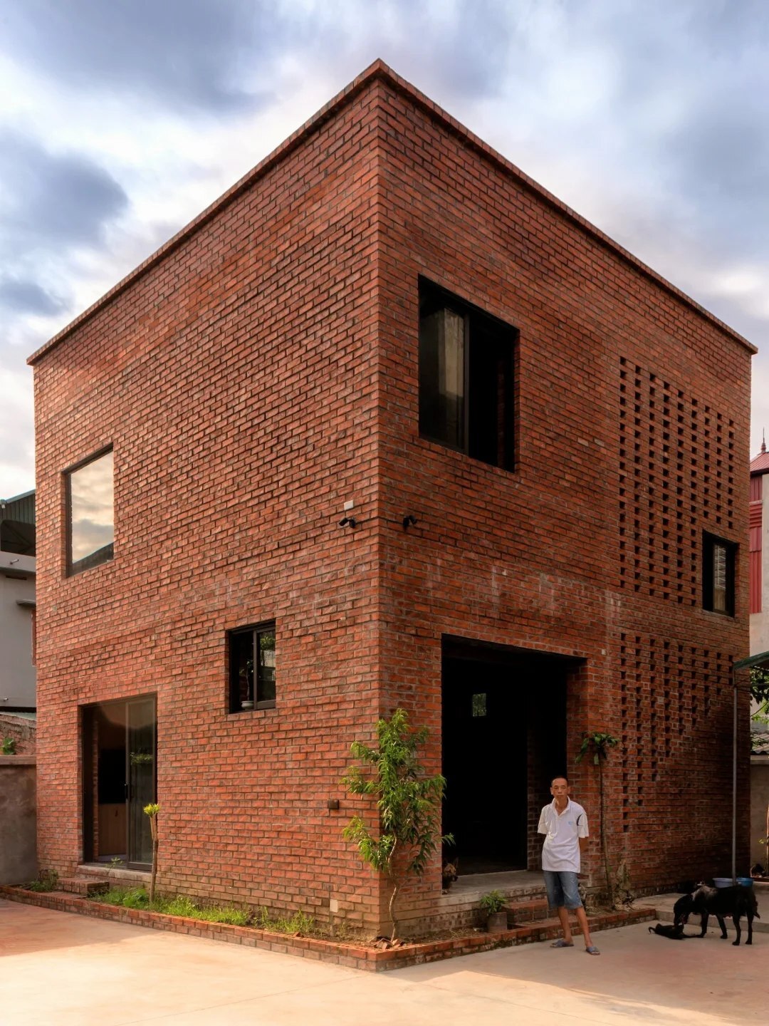 نمای خانه پایدار و بتنی آگرینستور (AgriNesture) با دیوارههای آجری و سقف مجهز به باغچه و سیستم جمعآوری آب باران. نمای خانه پایدار و بتنی آگرینستور (AgriNesture) با دیوارههای آجری و سقف مجهز به باغچه و سیستم جمعآوری آب باران.