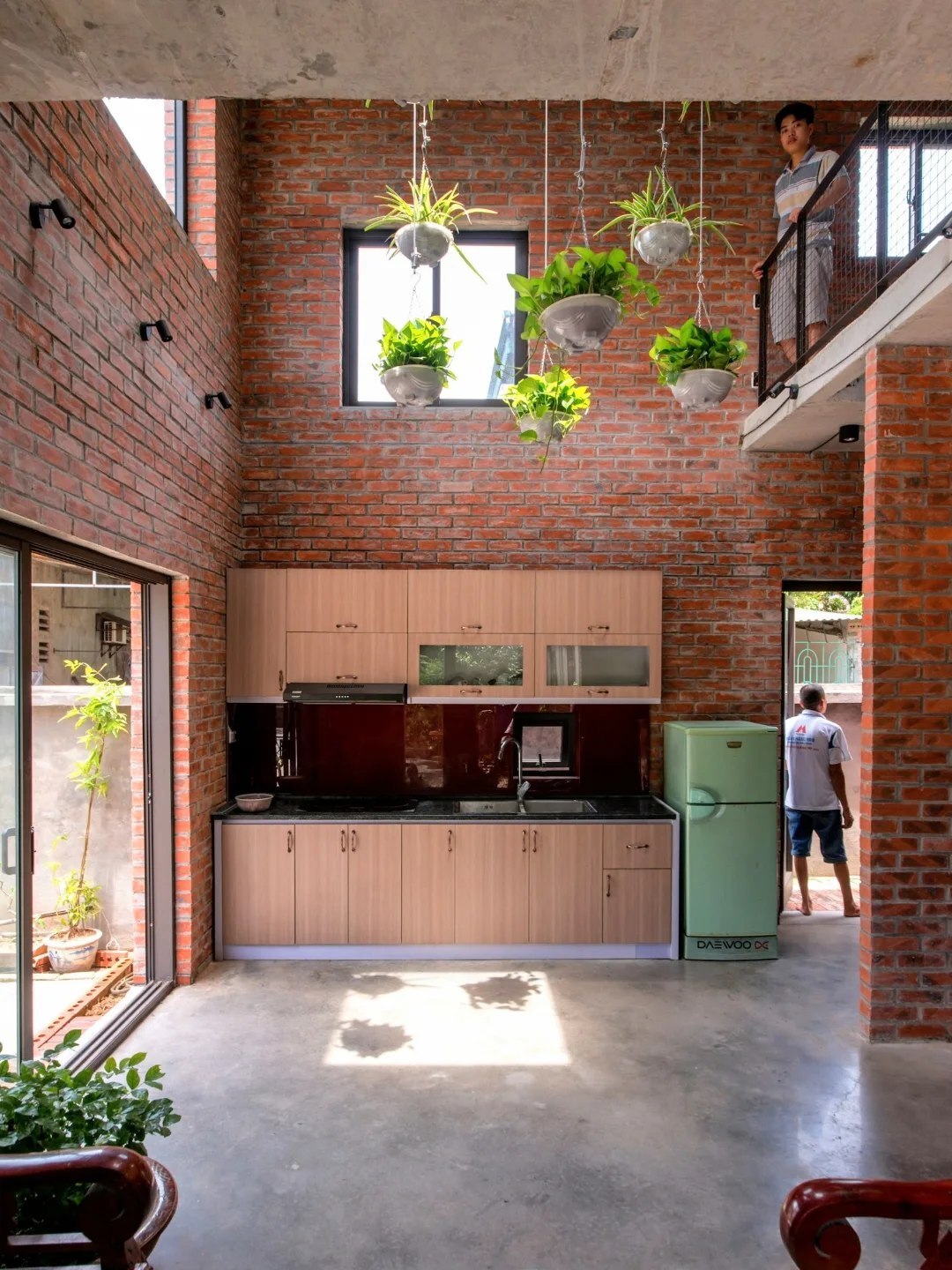 نمای خانه پایدار و بتنی آگرینستور (AgriNesture) با دیوارههای آجری و سقف مجهز به باغچه و سیستم جمعآوری آب باران. نمای خانه پایدار و بتنی آگرینستور (AgriNesture) با دیوارههای آجری و سقف مجهز به باغچه و سیستم جمعآوری آب باران.