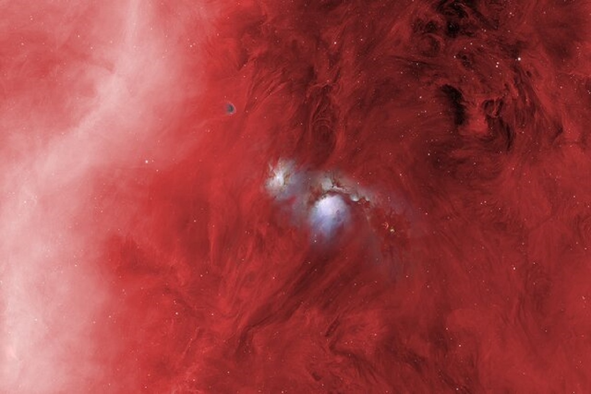 سحابیهای آبی در دریای سرخرنگ شکارچی سحابیهای آبی در دریای سرخرنگ شکارچی