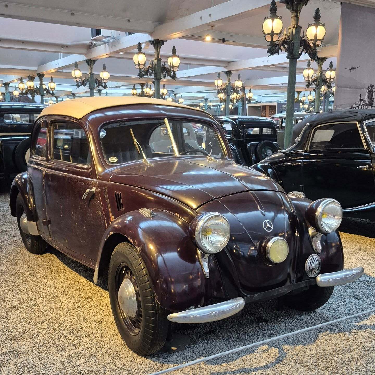 تصویر خودروی کلاسیک مرسدس بنز ۱۷۰ H کابریا-لیموزین مدل ۱۹۳۵-۱۹۳۹ با طراحی موتور عقب در موزه ملی اتومبیل فرانسه.