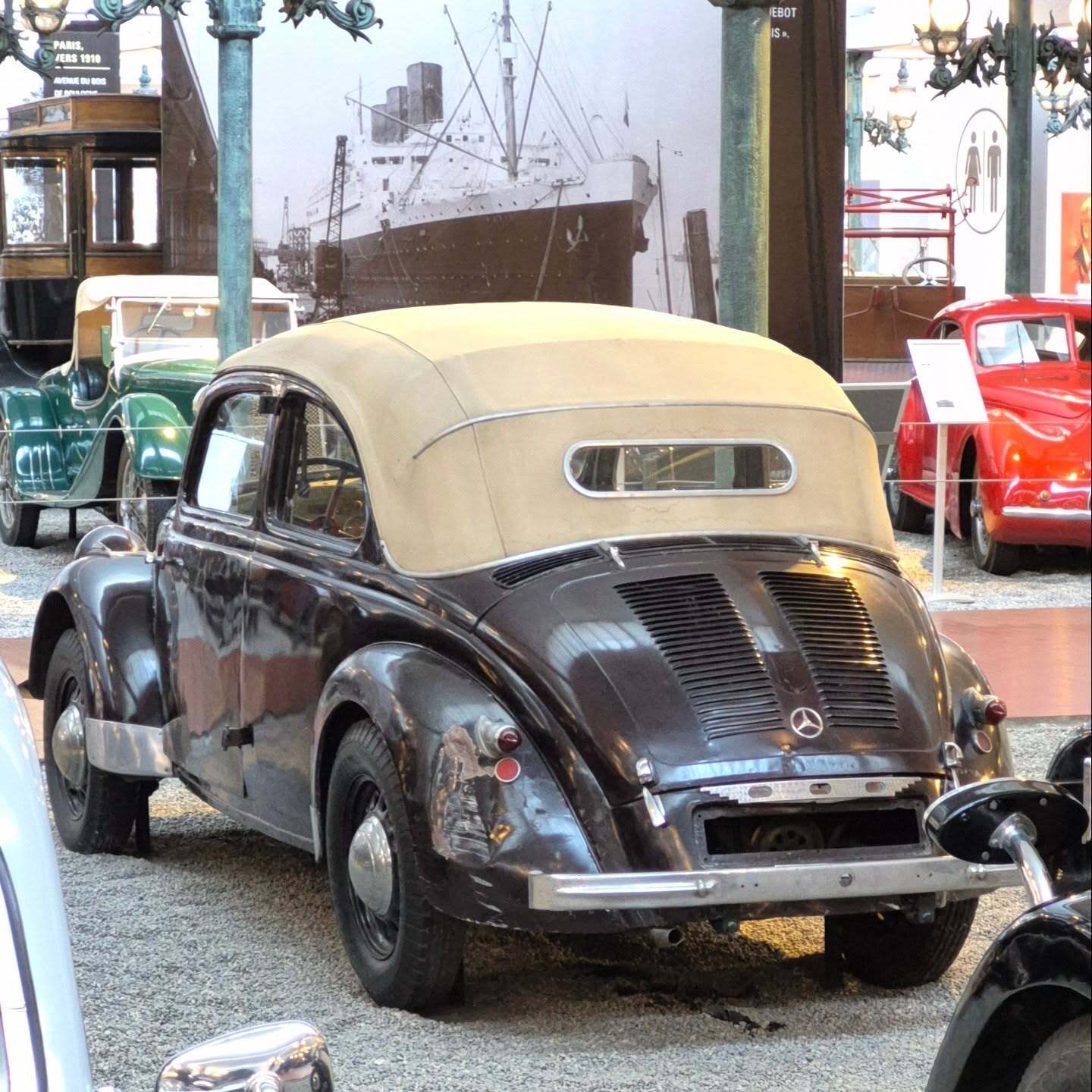 تصویر خودروی کلاسیک مرسدس بنز ۱۷۰ H کابریا-لیموزین مدل ۱۹۳۵-۱۹۳۹ با طراحی موتور عقب در موزه ملی اتومبیل فرانسه.