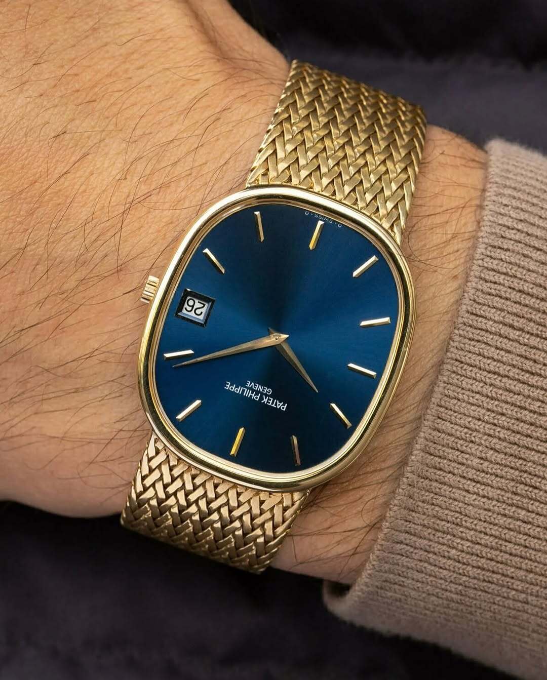 تصویر دیگو آرماندو مارادونا با ساعت طلای زرد پتک فیلیپ مدل Golden Ellipse رفرنس 3605/1J و صفحه آبی.