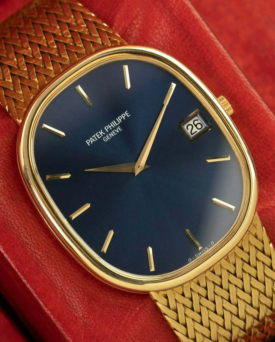 تصویر دیگو آرماندو مارادونا با ساعت طلای زرد پتک فیلیپ مدل Golden Ellipse رفرنس 3605/1J و صفحه آبی.