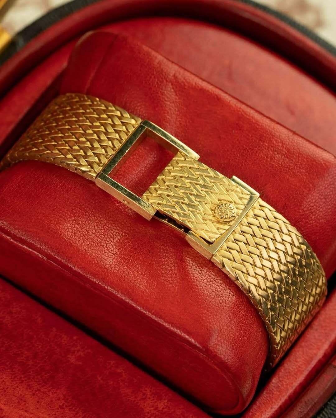 تصویر دیگو آرماندو مارادونا با ساعت طلای زرد پتک فیلیپ مدل Golden Ellipse رفرنس 3605/1J و صفحه آبی.