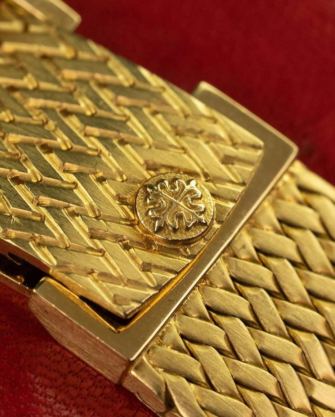 تصویر دیگو آرماندو مارادونا با ساعت طلای زرد پتک فیلیپ مدل Golden Ellipse رفرنس 3605/1J و صفحه آبی.