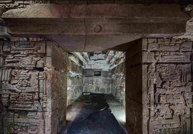 باستانشناسان در ورودی مقبره تازه کشفشده، یک جغد بزرگ تراشیدهشده پیدا کردند که منقارش باز میشود و چهره رنگشدۀ یک ارباب «زاپوتک» در آن دیده میشود. بر اساس بیانیه ترجمهشده «موسسه ملی انسانشناسی و تاریخ مکزیک»، در فرهنگ باستانی «زاپوتک»، جغد، نماد مرگ و قدرت بود و میتوان نتیجه گرفت در دهان این جغد تصویری از فردی دیده میشود که مقبره برای آن ساخته شده است. باستانشناسان در ورودی مقبره تازه کشفشده، یک جغد بزرگ تراشیدهشده پیدا کردند که منقارش باز میشود و چهره رنگشدۀ یک ارباب «زاپوتک» در آن دیده میشود. بر اساس بیانیه ترجمهشده «موسسه ملی انسانشناسی و تاریخ مکزیک»، در فرهنگ باستانی «زاپوتک»، جغد، نماد مرگ و قدرت بود و میتوان نتیجه گرفت در دهان این جغد تصویری از فردی دیده میشود که مقبره برای آن ساخته شده است.