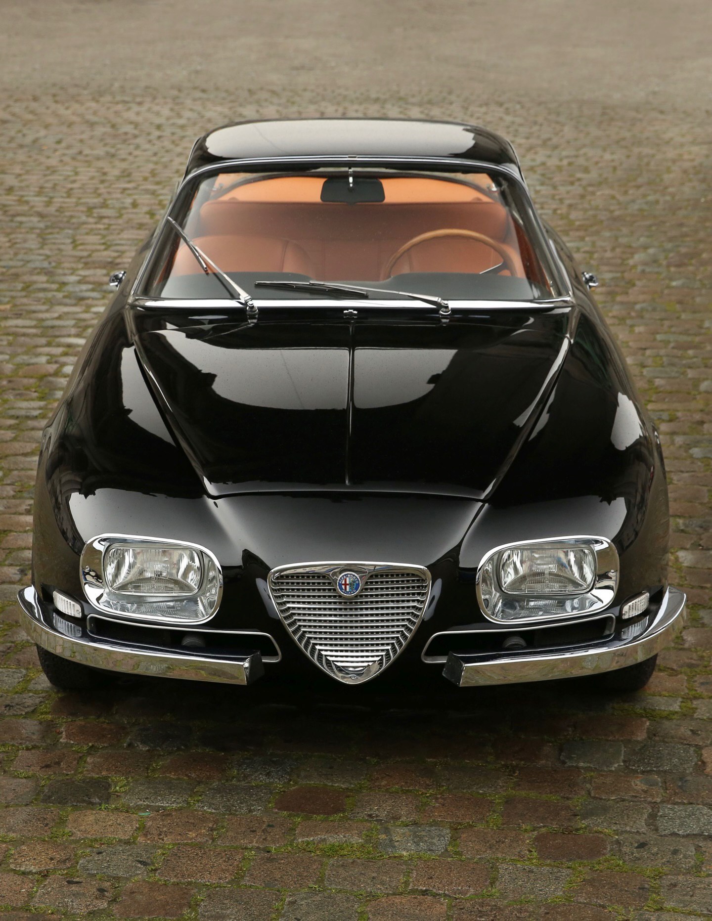 نمای بدنه آلومینیومی و کلاسیک خودروی نایاب آلفارومئو ۲۶۰۰ اسپریت زاگاتو (Alfa Romeo 2600 Sprint Zagato) مدل دهه ۱۹۶۰. نمای بدنه آلومینیومی و کلاسیک خودروی نایاب آلفارومئو ۲۶۰۰ اسپریت زاگاتو (Alfa Romeo 2600 Sprint Zagato) مدل دهه ۱۹۶۰.