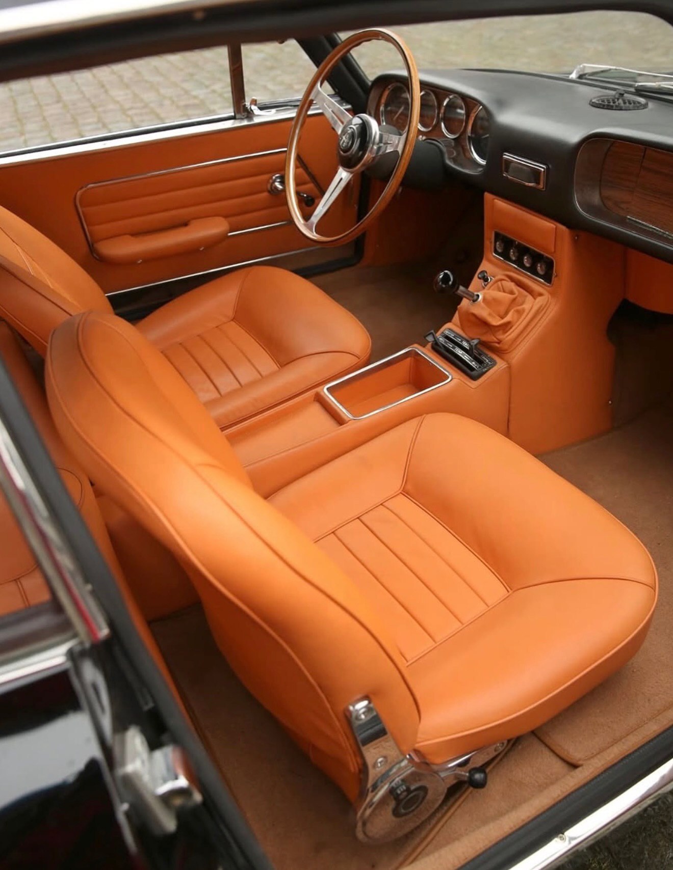 نمای بدنه آلومینیومی و کلاسیک خودروی نایاب آلفارومئو ۲۶۰۰ اسپریت زاگاتو (Alfa Romeo 2600 Sprint Zagato) مدل دهه ۱۹۶۰. نمای بدنه آلومینیومی و کلاسیک خودروی نایاب آلفارومئو ۲۶۰۰ اسپریت زاگاتو (Alfa Romeo 2600 Sprint Zagato) مدل دهه ۱۹۶۰.