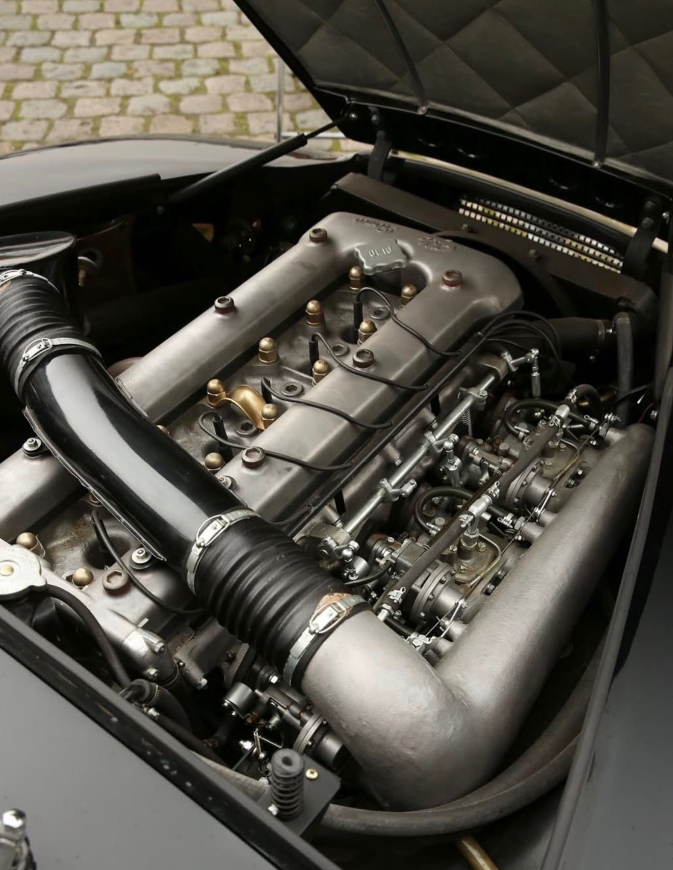 نمای بدنه آلومینیومی و کلاسیک خودروی نایاب آلفارومئو ۲۶۰۰ اسپریت زاگاتو (Alfa Romeo 2600 Sprint Zagato) مدل دهه ۱۹۶۰. نمای بدنه آلومینیومی و کلاسیک خودروی نایاب آلفارومئو ۲۶۰۰ اسپریت زاگاتو (Alfa Romeo 2600 Sprint Zagato) مدل دهه ۱۹۶۰.